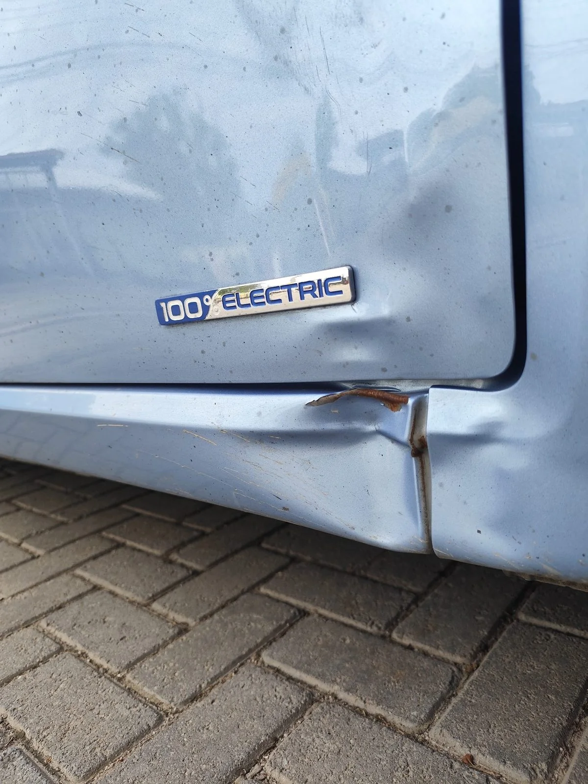 Veículo elétrico antes da funilaria — Meta Car Florianópolis